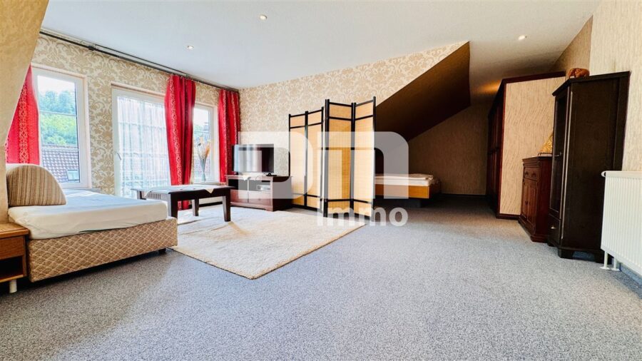 Opulente Gästehausanlage mit 13 Zimmern,2 Sälen,Gastronomiebetrieb + Betreiberwohnung - DG Gebäude 3 Ferienwohnung groß / Bad Dusche